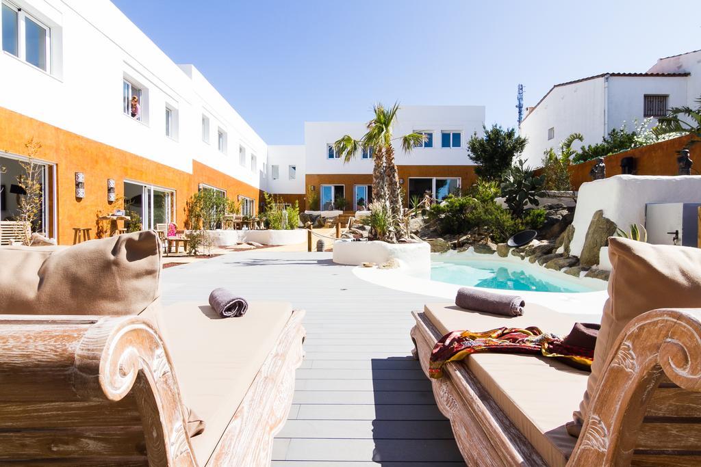 Vista Roses Mar - Villas Batik Exterior photo